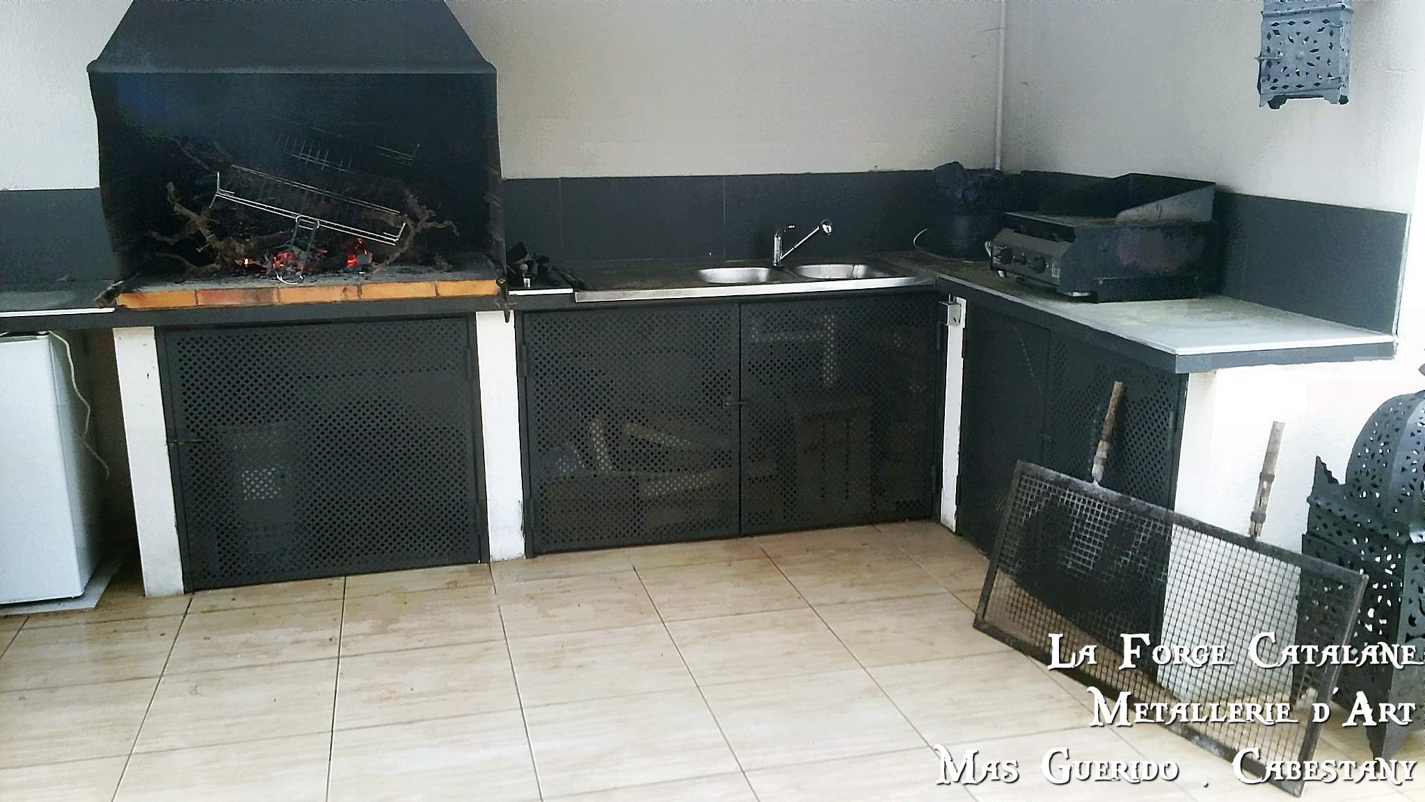 porte sous barbecue tole perforee fer Forge Catalane Cabestany.jpg
